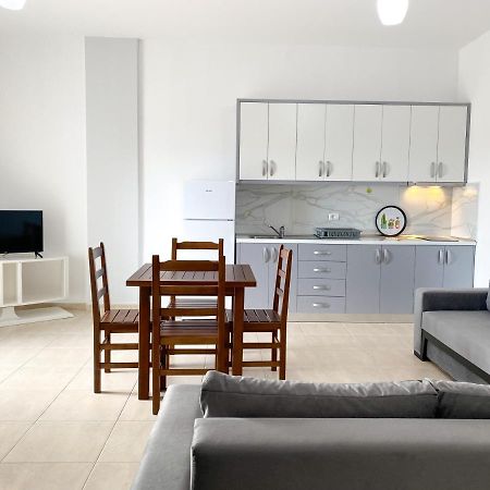 Family Apartments Himara Eksteriør bilde